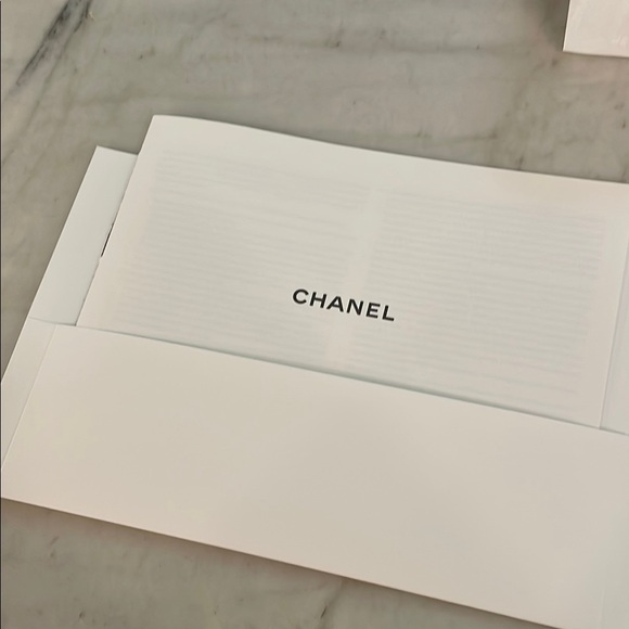 CHANEL Black and White gift box - Picture 5 of 7